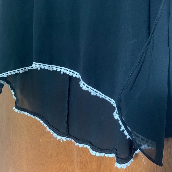 Umgee black flowy top with lace. Women’s Lg. - Picture 6 of 7